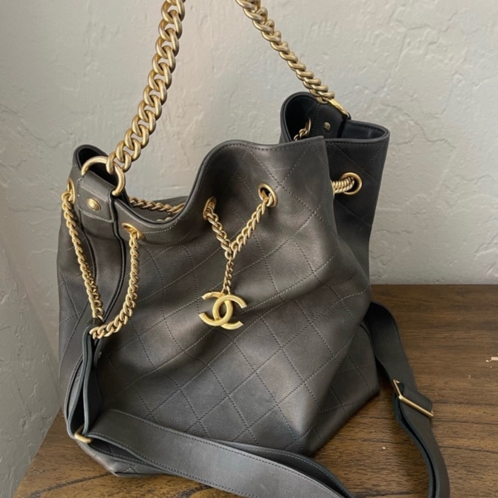 Chanel Black Quilted Shoulder Bag with Gold Chain